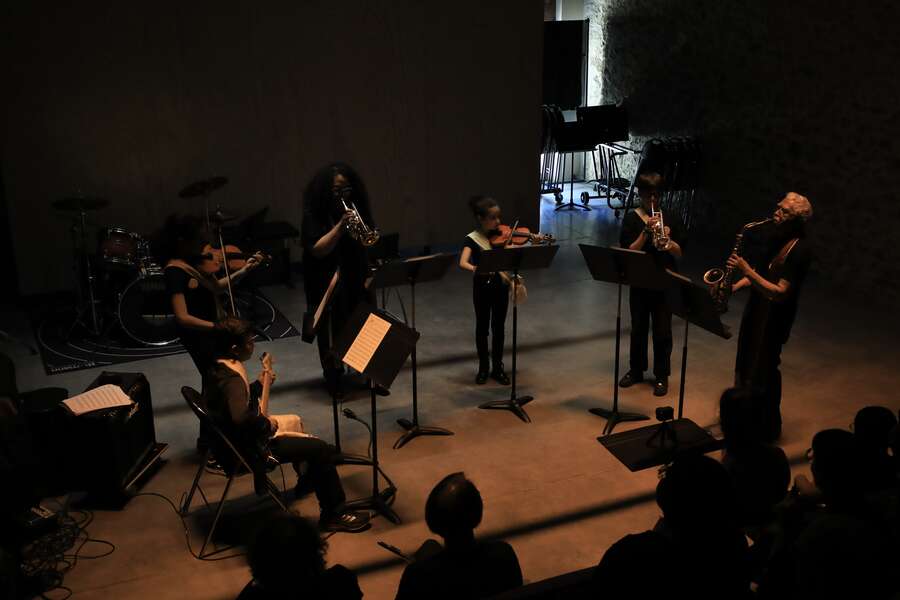 Trois jeunes violonistes pendant le concert
