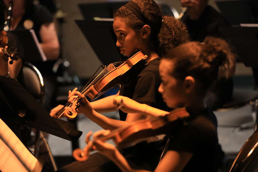 Jeunes violonistes en plein concert