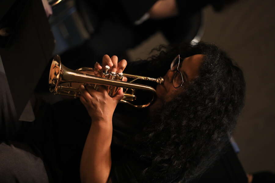 Flûtiste soliste devant l'orchestre